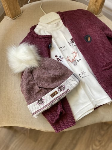 قبعه شتويه مخمل باللون العنابيِ الغامق للمواليد من...