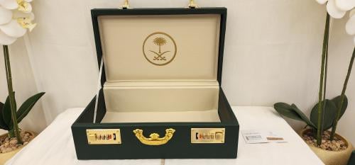 شنطة جلد فاخرة