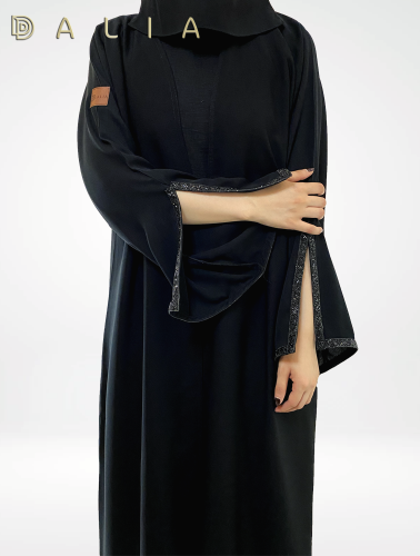 عباية سوداء بخرز أسود