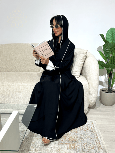 عبايه سوداء بتدخيلات ابيض