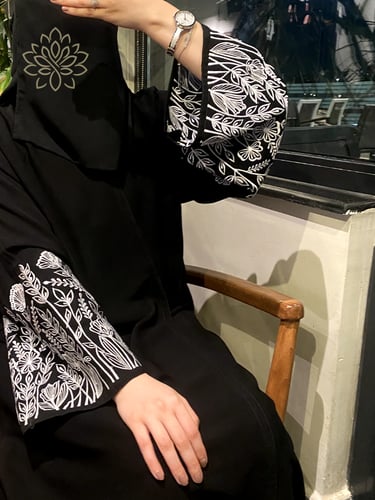 عباية سوداء ملكي مطرزه