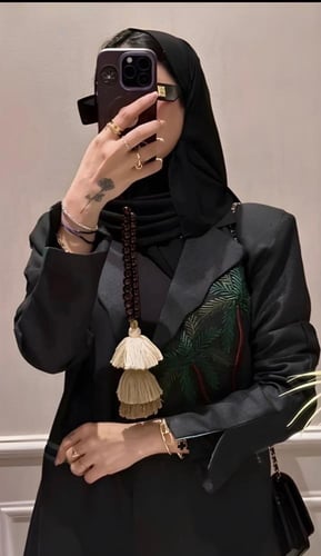 عباية نجدية بتطريز شكل نخلة