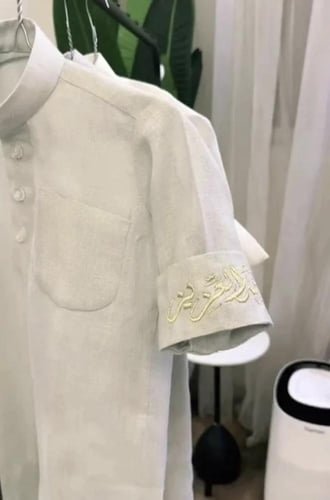 ثوب مع اسم قي الكم