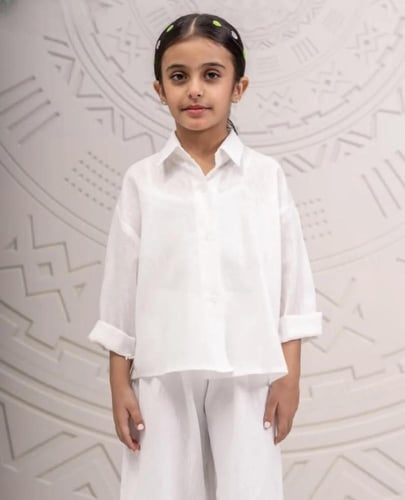 قميص كتان بتطريز شعار سيفين ونخلة