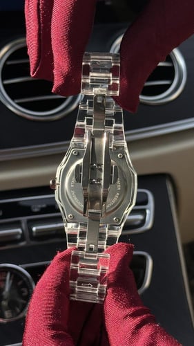 ساعة الاتحاد لون شفاف