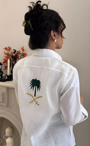 قميص كتان بتطريز شعار سيفين ونخلة