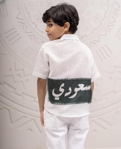 قميص كتان بتطريز شعار سيفين ونخلة