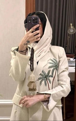 عباية نجدية بتطريز شكل نخلة