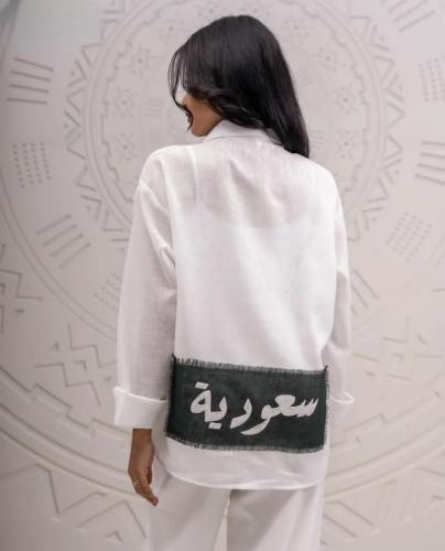 قميص كتان بتطريز شعار سيفين ونخلة