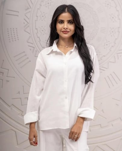 قميص كتان بتطريز شعار سيفين ونخلة