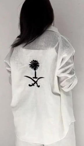 قميص لينن بتطريز سيفين ونخلة