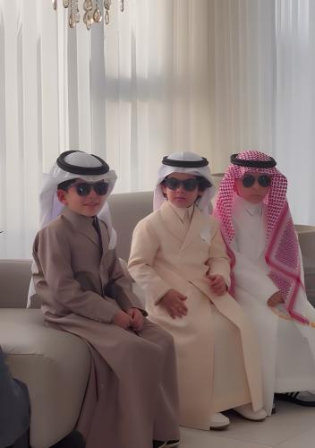 ثوب اطفال ملكي مع دقلة