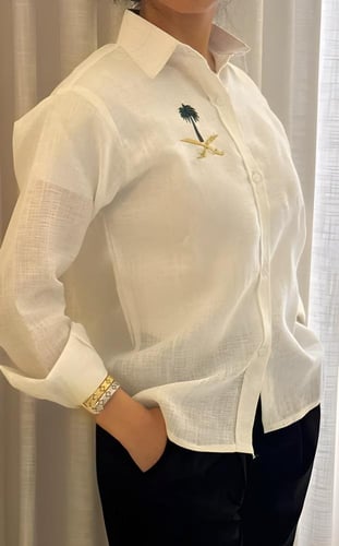 قميص كتان بتطريز شعار سيفين ونخلة