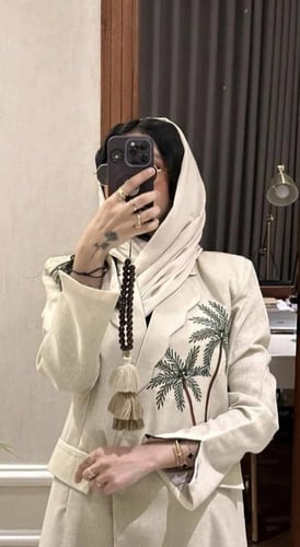 عباية نجدية بتطريز شكل نخلة