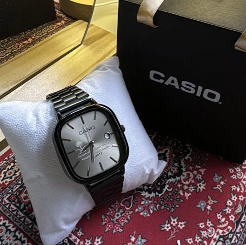 ساعة كاسيو بشعار المملكة الالوان ( أسود - تيتانيوم...