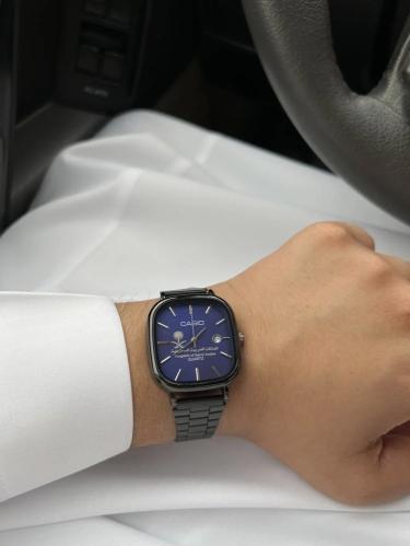 ساعة كاسيو بشعار المملكة الالوان ( أسود - أزرق )