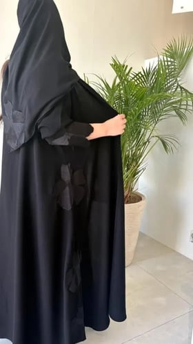 عباية بتطريز الوردة اناقة