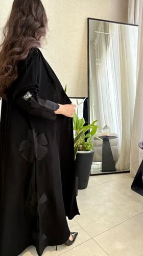 عباية بتطريز الوردة اناقة