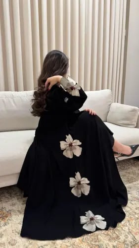 عباية بتطريز الوردة اناقة