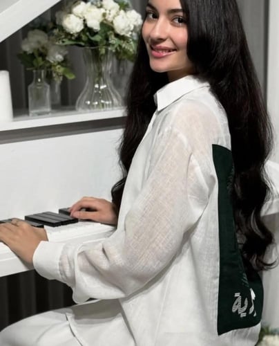 قميص كتان بتطريز شعار سيفين ونخلة