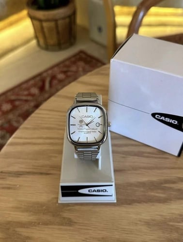 ساعة كاسيو بشعار المملكة الالوان ( فضي - أبيض )