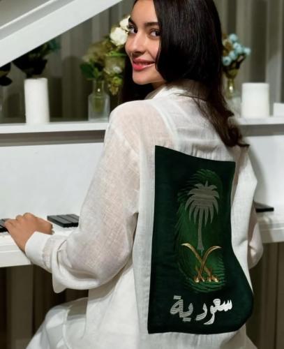 قميص كتان بتطريز شعار سيفين ونخلة