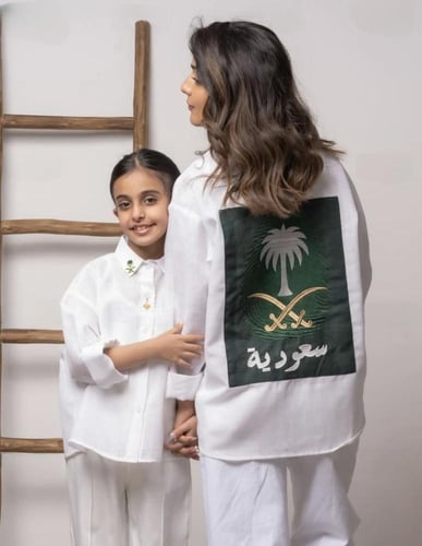 قميص كتان بتطريز شعار سيفين ونخلة