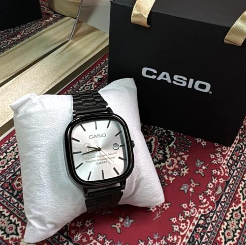 ساعة كاسيو بشعار المملكة الالوان ( أسود - أبيض )