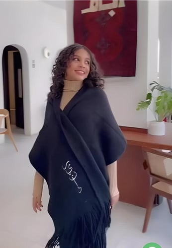 شال شتوي انيق بالإسم عدة الوان