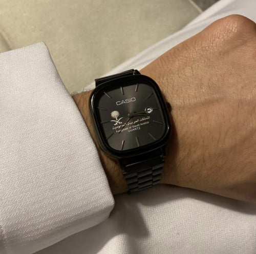 ساعة كاسيو بشعار المملكة لون الساعة ( أسود )