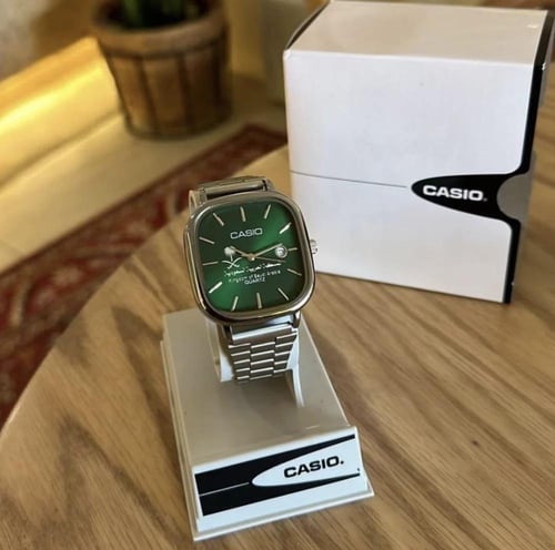 ساعة كاسيو بشعار المملكة الالوان ( فضي - أخضر )