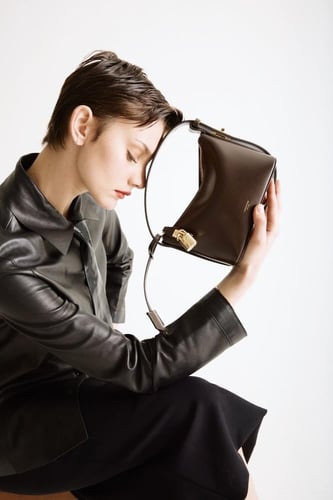 حقيبة هوبو صغيرة ذهبية اللون من الشوكولاتة-ڤيرا فا...