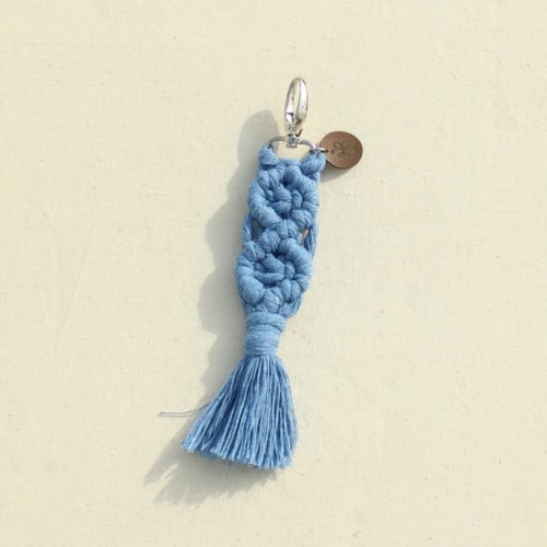 ميدالية مكرمية فيه منها ألوان .. رقم المنتج 111