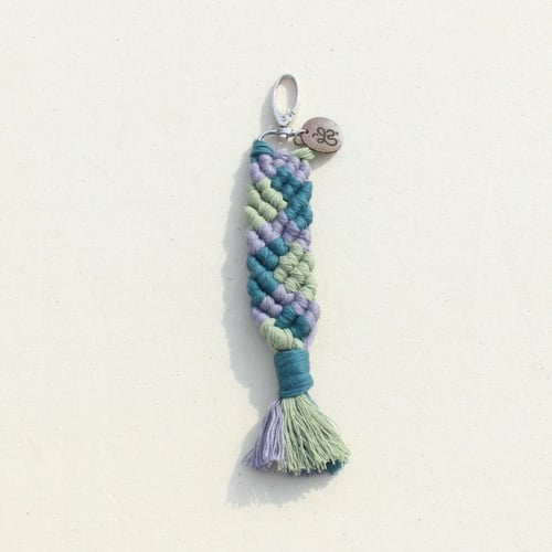 ميدالية مكرمية فيه منها ألوان.. رقم المنتج 112