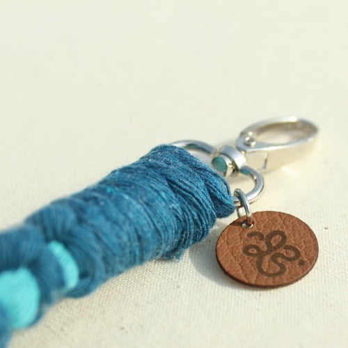 ميدالية مكرمية فيه منها ألوان .. رقم المنتج 225