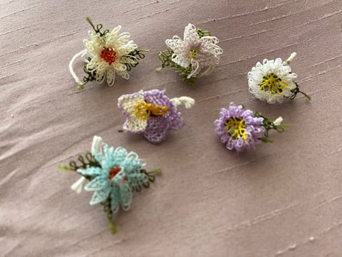 اكسسوار الورد المطرز