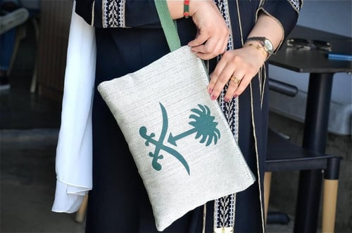 شنط باوتش أنيقة و مميزة بشعار سيفين و نخله ( اليوم...