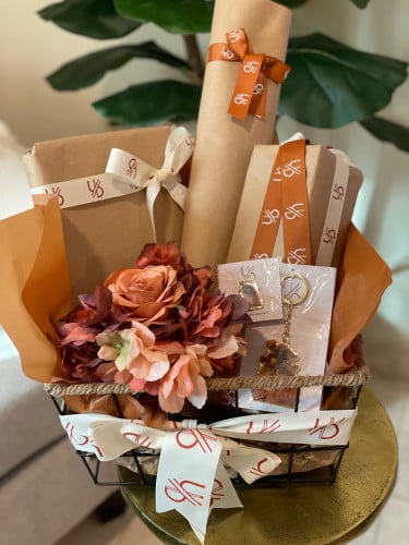 تغليف 3 منتجات واكثر مع ورد صناعي