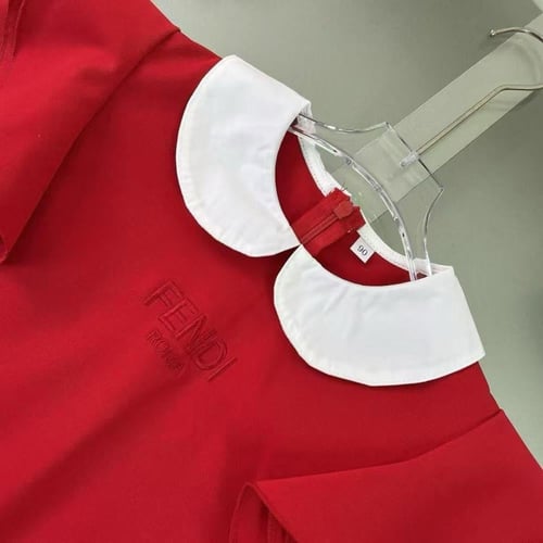 فستان بناتي احمر مزين بياقة وحركة على الكتفين