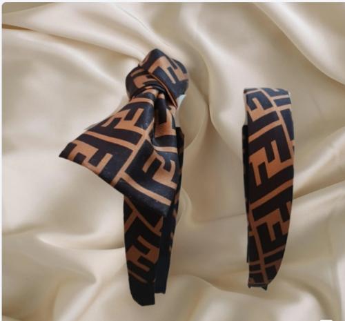 طوق جميل يتلبس بطريقتين مع الفيونكه او بدونها