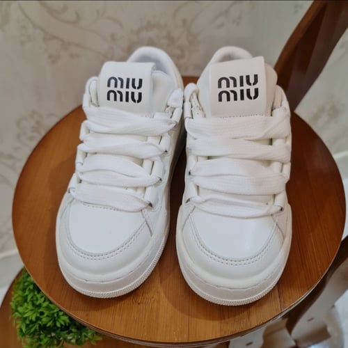 حذاء رياضي ابيض انيق جدا