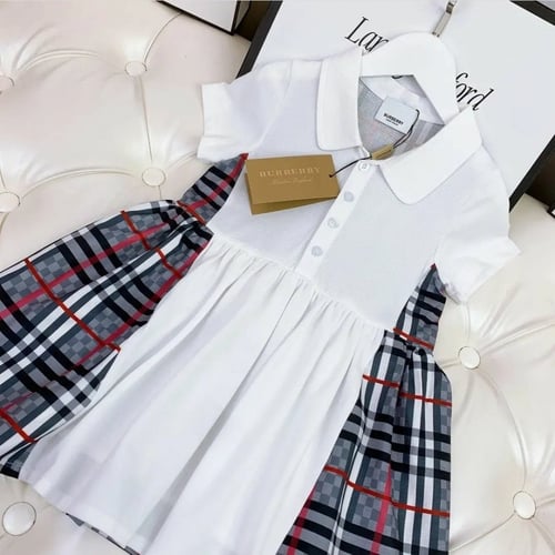 فستان بتفاصيل أنيقه ومميزة