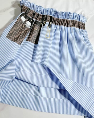 فستان أنيق برسمه على الجانب اللون الازرق