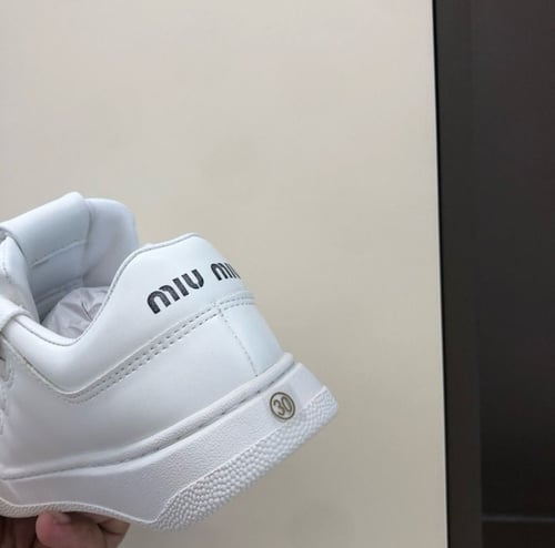 حذاء رياضي ابيض انيق جدا