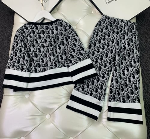 طقم بناتي بتفاصيل انيقه