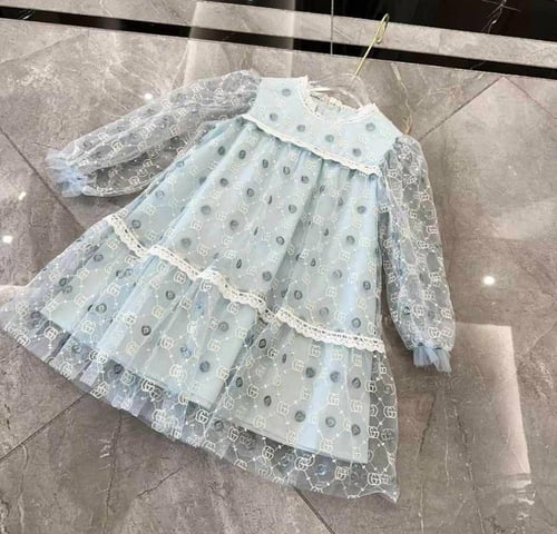 فستان بناتي، مميز من التل المشغول بتطريز حروف البر...