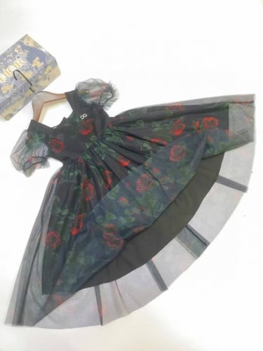 فستان تل أنيق جدا مع بروش