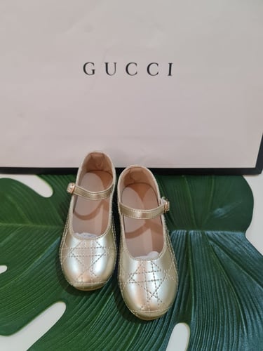 حذاء بناتي ذهبي جميل