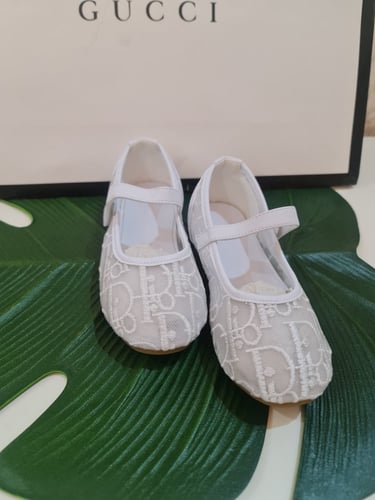 حذاء بناتي أبيض أنيق و خامة جميلة