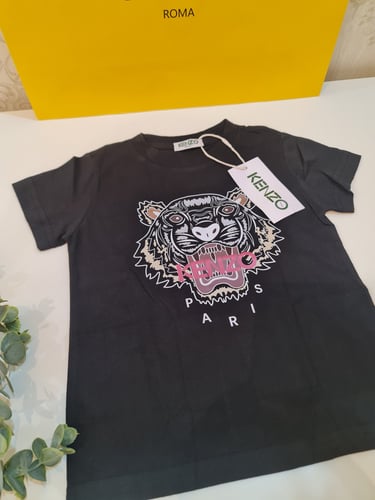 بلوزة أنيقة اللون اسود